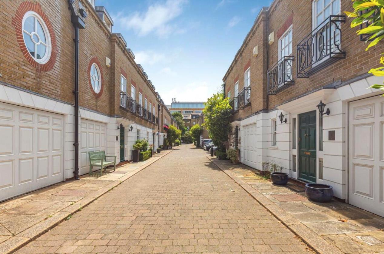 3 bed property in Farrier Walk, London